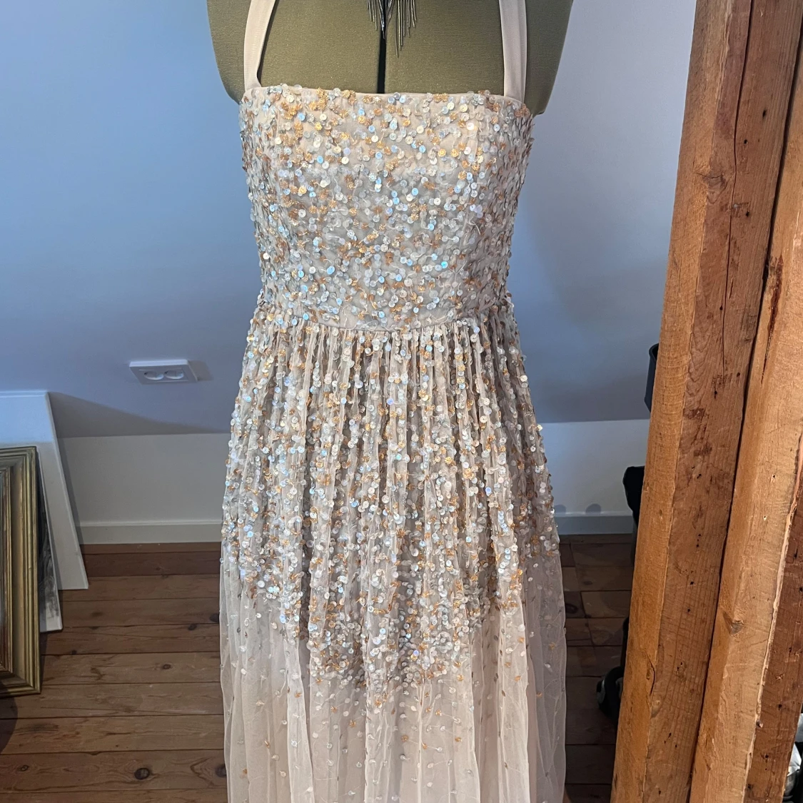 Champagnefärgad långklänning med paljetter