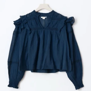 Volangblus  - Mörkblå volangblus i 158/164 men passar mig med XS😊slutsåld på hemsidan