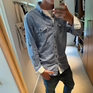 Linneskjorta 🍾 - Tjenare, säljer en linneskjorta från bpc selection. Skicket är väldigt fint skulle säga 9/10. Storleken är M, killen på bilden är 180 cm. Släng iväg ett dm för frågor! 🙌🍾