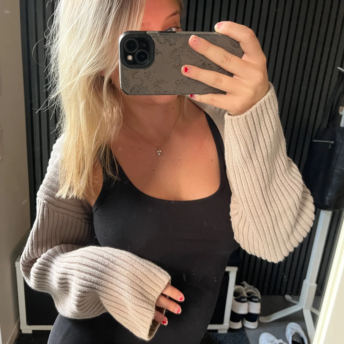 Beige ribbad stickad kofta