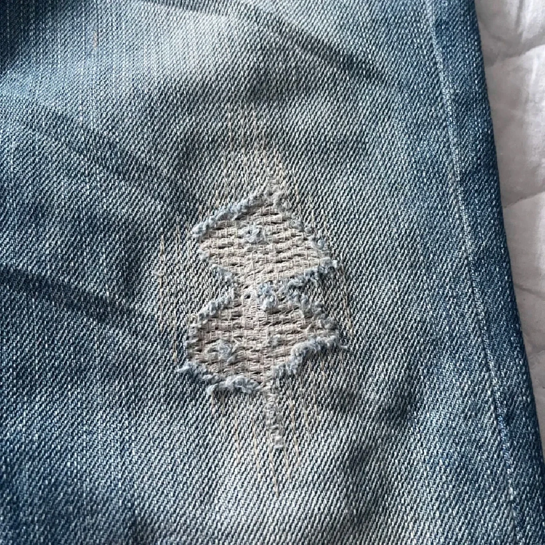 Low Rise ljusblå jeans med stenar på fickorna - 3