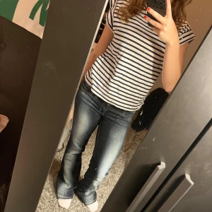 Randig t-shirt  - Säljer en vit t-shirt med marinblå ränder. Alldrig använd, 164 men passar xs-s 💗