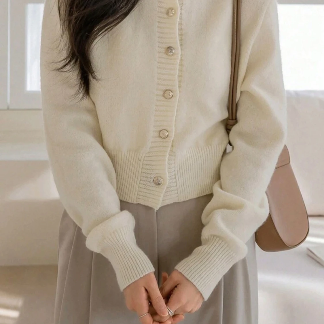 Beige kofta med pärlknappar