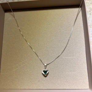 Jättegulligt armband💘🥹 - Super gulligt halsband från Safira🍂💘 den gröna stenen är även nån månadssten! Tror det är för maj🥹💘