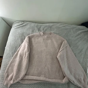 Beige stickad tröja i storlek L - Mysig beige stickad tröja med rund halsringning och breda, långa ärmar. Tröjan har en avslappnad passform och ribbade muddar vid hals, ärmslut och nederkant. Perfekt för lager-på-lager under kyliga dagar. Tröjan passar mig som har storlek xs. Priset går alltid att dusketera 😊💕