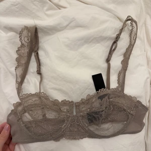 Beige spetsig bh NA-KD - Superfin spetsbh från Nakd, stl 70B. Helt ny. 