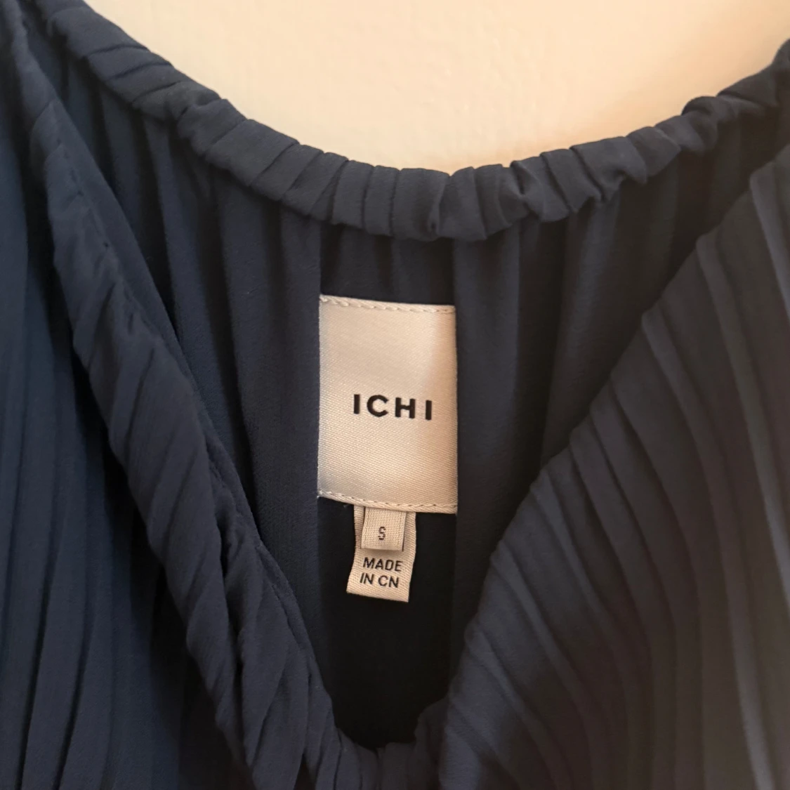 Mörkblå plisserad byxdress från ICHI - 2