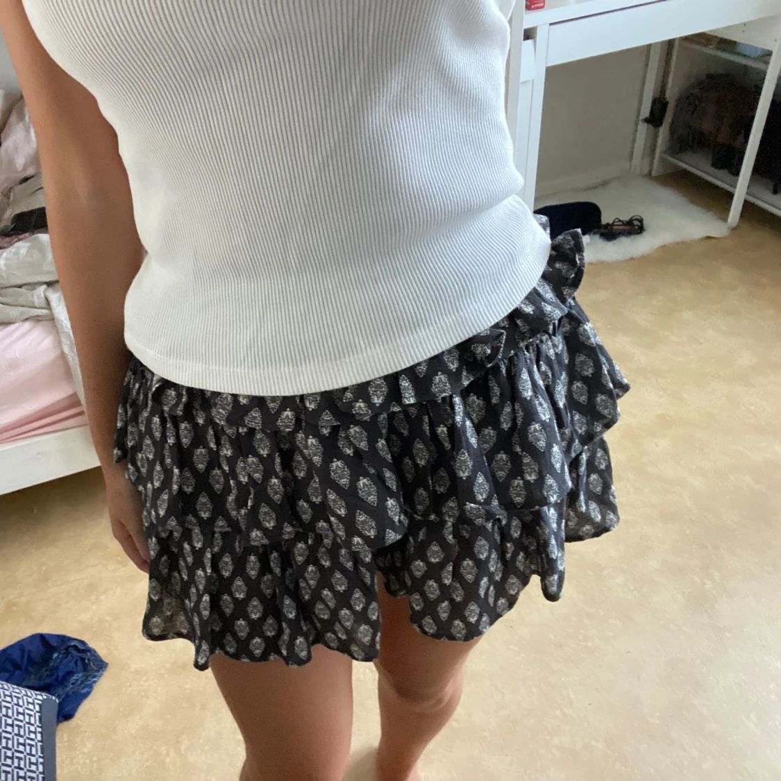 Svart volangkjol med vitt mönster