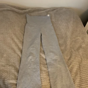 Yoga pants 💗 - Meddela om du vill veta hur dom ser ut på!!💗Säljer ett par grå mjukisbyxor från SOC i storlek 152. Byxorna har hög midja och är tillverkade i mjukt bomullsmaterial. De har en rak passform med långa ben och bred linning upptill. Perfekta för en avslappnad stil.
