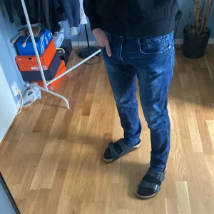 Replay Anbass jeans i mörkblå denim - Replay Anbass Slim Fit Jeans | Storlek: 32/32, passar dig mellan 180–190 cm | Skick: 9/10, använda fåtal gånger | Bara att skriva vid funderingar✍️