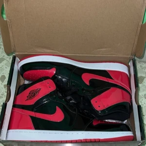 Nike Air Jordan 1 High Retro - Säljer nu mina helt nya Air Jordan 1 då dom inte passar. Inköpta för 1400kr