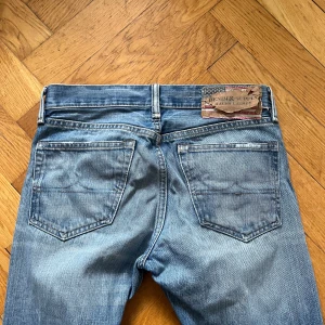 Denim and supply jeans - Jeans ifrån Denim and supply från Ralph Lauren, de är blåa o har få slitningar vid fickan o knät, storlek 29/32 ytterbensmått 101 och midjemått 39, skriv vid frågor