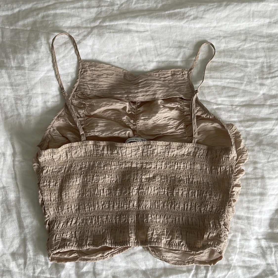 Beige croppad linnetopp med rynkade detaljer - 1