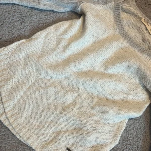 Ljusgrå stickad tröja från Hollister - Säljer en ljusgrå stickad tröja från Hollister i storlek XS. Tröjan har lång ärm, rund halsringning och ribbade muddar vid ärmslut och nederkant. Perfekt för lager-på-lager och enkel att matcha med olika outfits. Den är ganska ny har använts ett fåtal gånger. Växte ur den. Den har inga tecken på slitage.