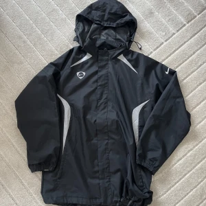 Nike Vintage jacka - Svart vindjacka med grå detaljer och huva från Nike. Vintage design! • Storlek L • Frakt tillkommer  • Har du några frågor är det bara att skicka ett meddelande, så svarar jag så fort jag kan.☺️ Ha en fin dag!💕♻️