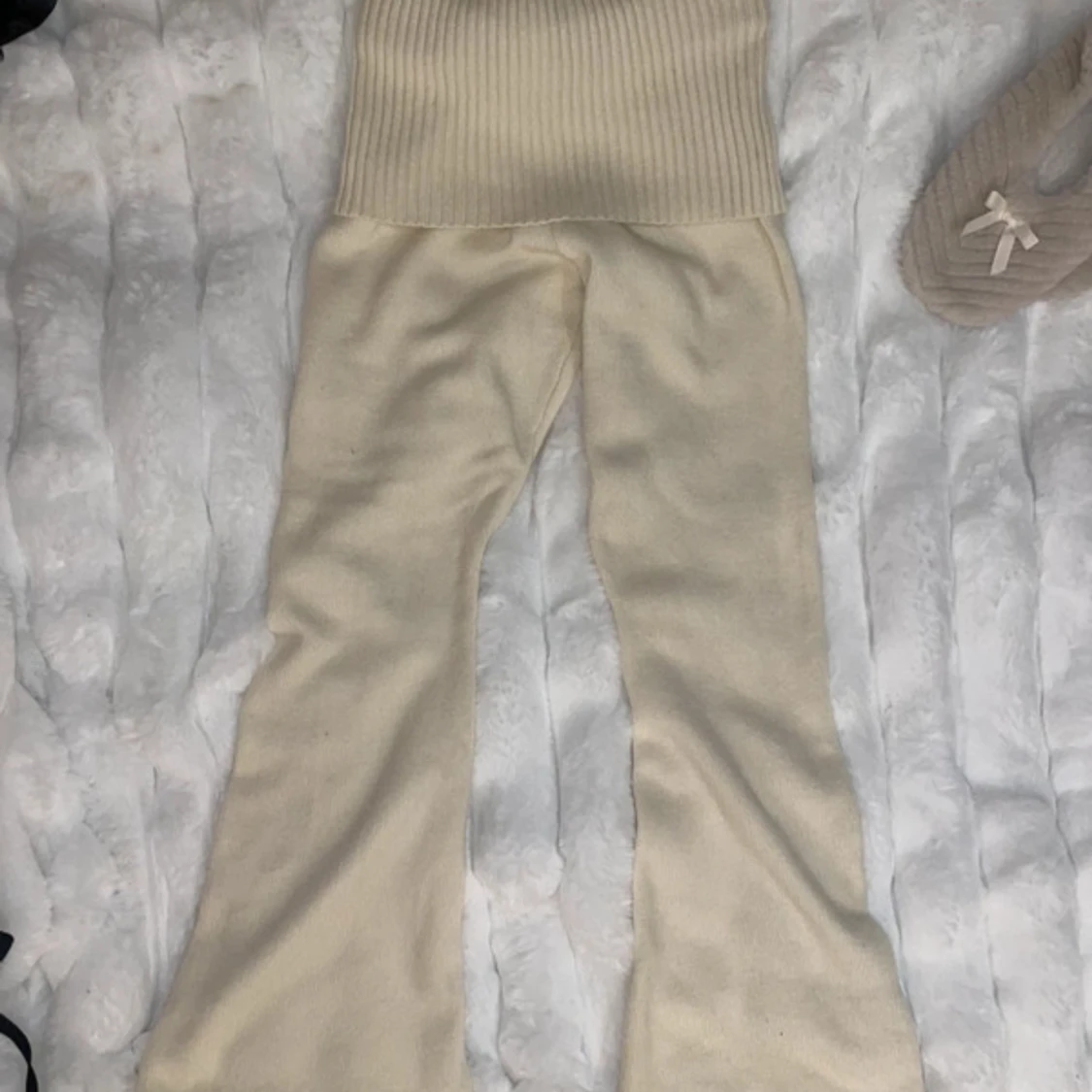 Beige stickade byxor med bred ribbad midja - 1