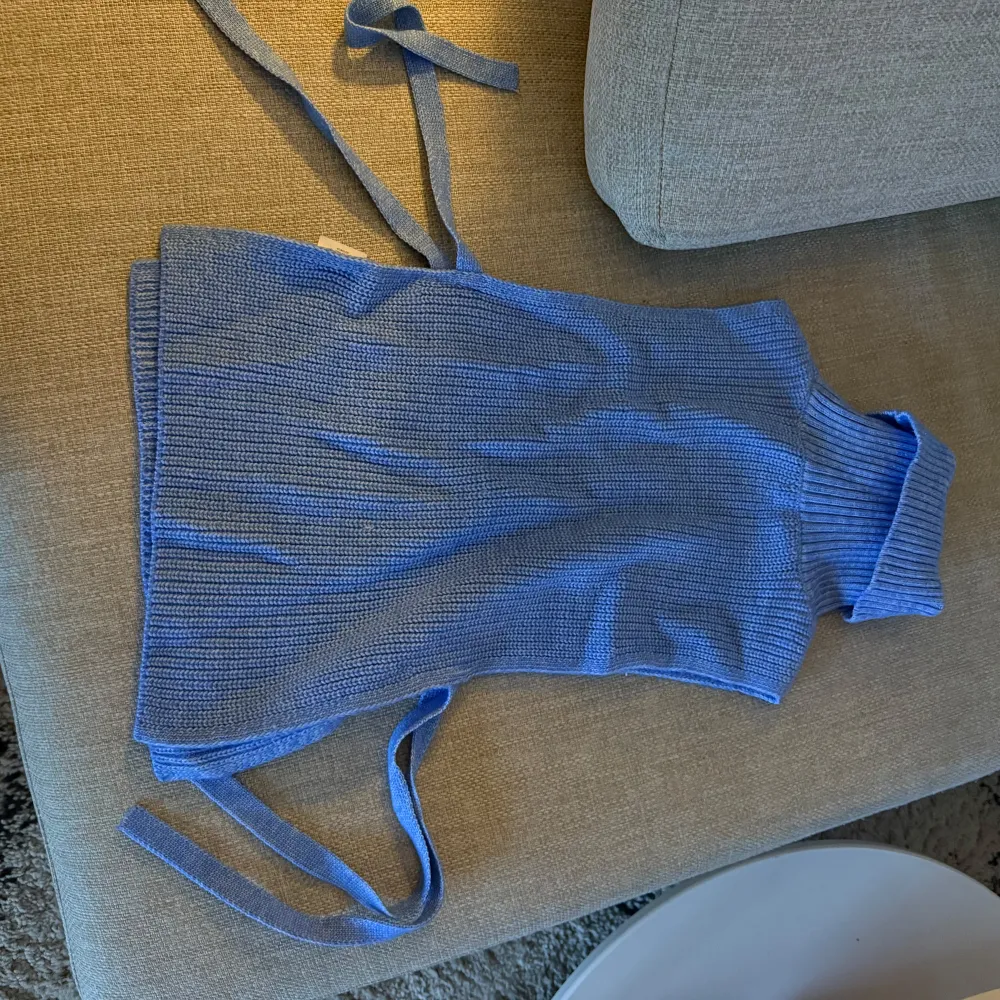 Säljer en ljusblå stickad mössa från Indiska. Mössan har en ribbad kant och är mjuk och skön, perfekt för kyliga dagar. Enkel och stilren design som passar till många outfits.. Asusteet.