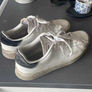 Adidasskor - Har en lite högre sula med satinband (kan bytas ut om man vill), är i använt skit men fortfarande fina🥰 passar mig som har storlek 40 så om du pendlar mellan 38-40 kommer de nog passa 