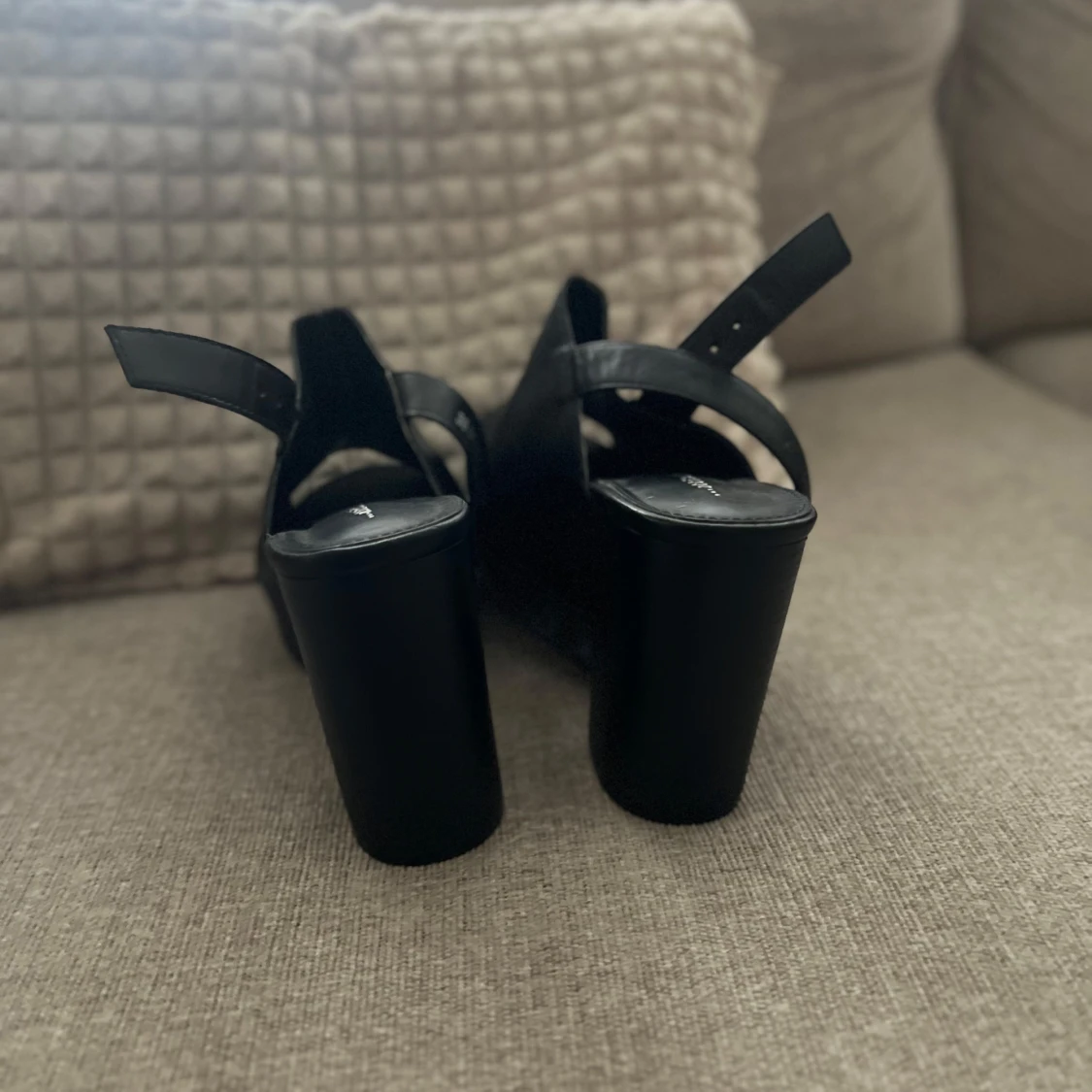 Svarta klackskor  - 2