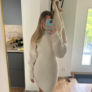 Stickad klänning - Superfin stickad klänning från H&M. Storlek Xs