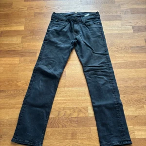 Svarta jeansbyxor från Lee - Säljer ett par svarta jeans från Lee med klassisk femficksdesign och raka ben. Byxorna har normal passform och är perfekta för dig som gillar en tidlös stil. 
