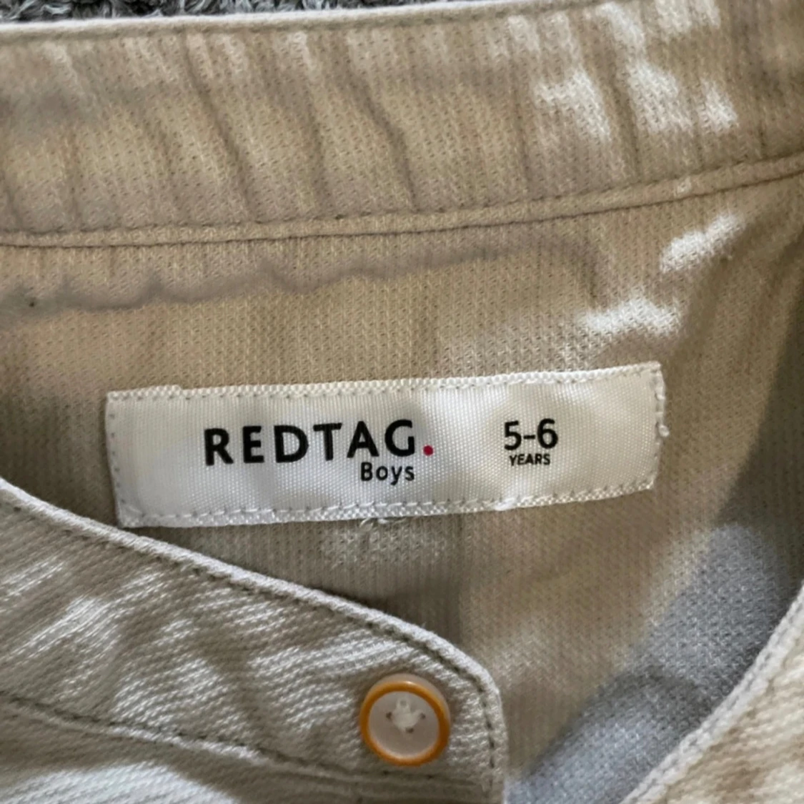 Beige skjorta med ståkrage från Redtag - 1