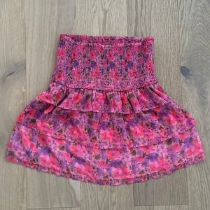 Supersöt kjol - Blommig söt rosa kjol från Zara, bild 2 är min. Fint skick