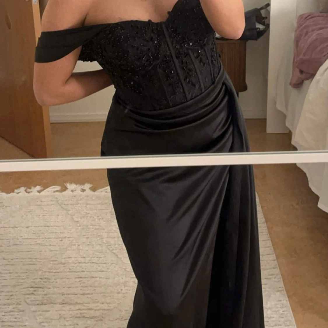 Svart offshoulder långklänning med pärldetaljer