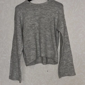 Grå stickad tröja från Gina Tricot - Grå stickad tröja från Gina Tricot, den är för stor för mig och så sticks den lite och jag gillar inte det. Har använt 1 gång . Säljer för 200:- ord: 249:-