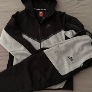 Nike tech tracksuit  - Hej passa på och köp jätte snygga tracksuit. Nike tech Tracksuiten är alldrog använd. Storlek S och M är tyvärr sålda men vi har i L Xl XXL.