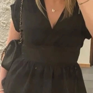 Svart topp - Super söt topp som är helt oanvänd bara testad. Jätte skön. Skulle säga att den passar som stl xs-s. Köpt för 90kr. Skriv för fler bilder💓