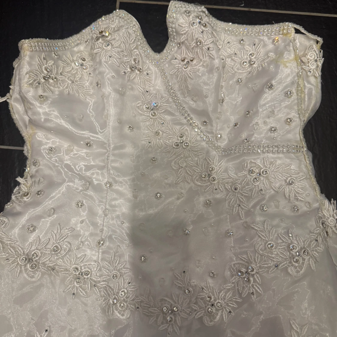 Vit långklänning med spets och pärlor - 3