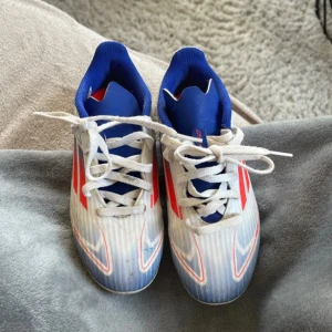 Adidas fotbollsskor - Bara använda i ungefär 3 månader🤍 skorna kommer tvättas innan de skickas
