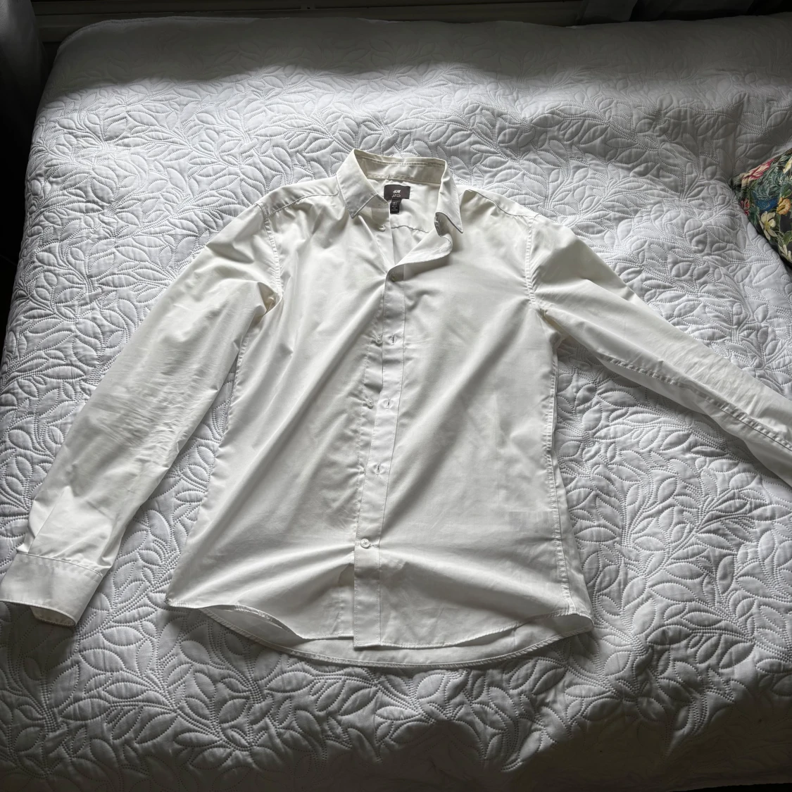 Mörkblå kavaj och vit skjorta från H&M - 2