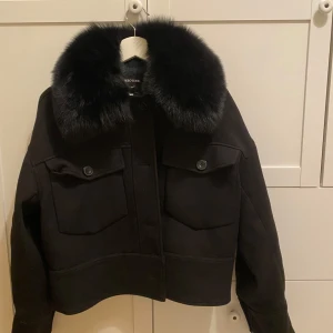 Svart jacka ’Charlie’ Meotine i xs - Säljer en svart jacka från Meotine med stor i modellen Charlie - knappt använd så väldigt bra skick 