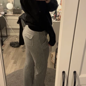 Juicy Coutore byxor  - Knappt använda, en knapp har lossnat men det är inget man tänker på när man har på sig de 😍