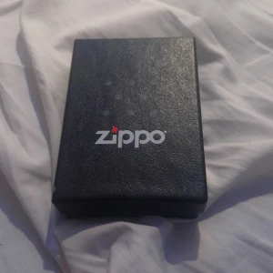 Zippo tändare - Bra skick. Ingen gas. Nästa helt orörd