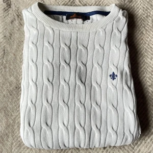 Morris kabelstickad Medium - Fräsch vit kabelstickad Morris med storlek Medium