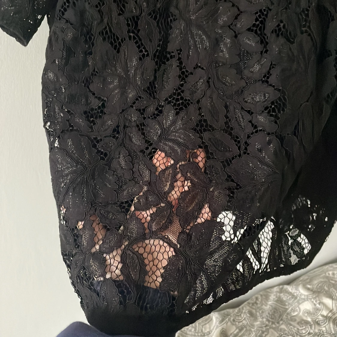 Svart spetsblus med kort ärm - 1