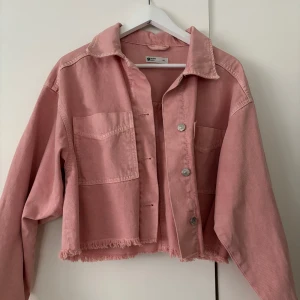 Rosa jeansjacka  - En supersnygg rosa jeansjacka i en kortare modell💕 Jeansjacka är från Gina Tricot och har två fickor på framsidan 