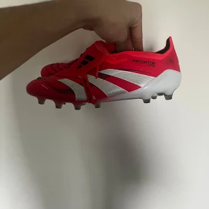 Adidas Predator elite  fotbollsskor  - Hej, säljer dessa i Storleken 41 1/3 Använd 1 gång som test men var inte min typ. Box & låda tillkommer 