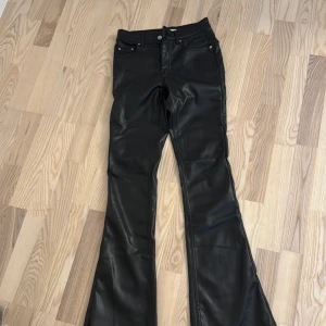 Svarta skinnbyxor Gina - Säljer dessa skinnbyxor frpn gina💕