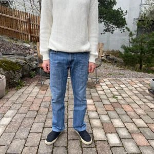 Levi's jeans - Säljer ett par riktigt snygga Levi’s 514 jeans i en ljusblå tvätt. Modellen har en rak passform med lite extra rymd i benen, vilket ger ett avslappnat men ändå stilrent intryck – perfekt både till vardags och när du vill klä upp dig lite mer avslappnat.  Storlek: W30 / L32  Jeansen är i bra skick, sparsamt använda och kommer från ett rök- och djurfritt hem. Klassisk femficksmodell med dragkedjegylf och skön stretch i tyget för extra komfort.