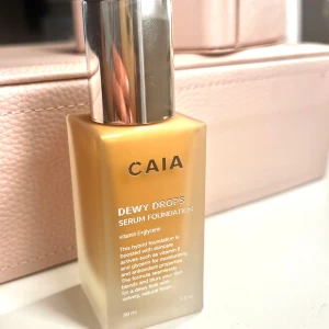 CAIA Dewy Drops 30W - CAIA Dewy Drops Serum Foundation i nyansen 30W❣️HELT NY!✨Endast öppnad och insåg att det var fel färg. Kan diskutera priset.