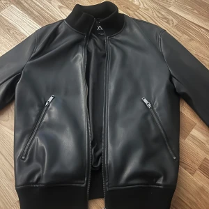 Svart skinnbomberjacka från Zara - Super fin och perfekt till sommaren😍