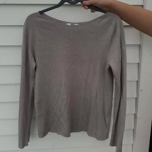 Ribbad långärmad tröja från Uniqlo - Säljer en stilren ribbad tröja från Uniqlo. Tröjan har lång ärm och rund halsringning. Enkel och fin design som passar till mycket! 