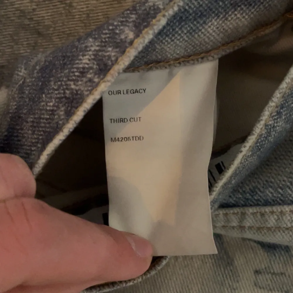 Säljer ett par ljusblå, tvättade jeans från Our Legacy i modellen Third Cut. Jeansen har en rak, lite baggy passform. Sitter bra på mig som är 183cm.. Farkut & Housut.