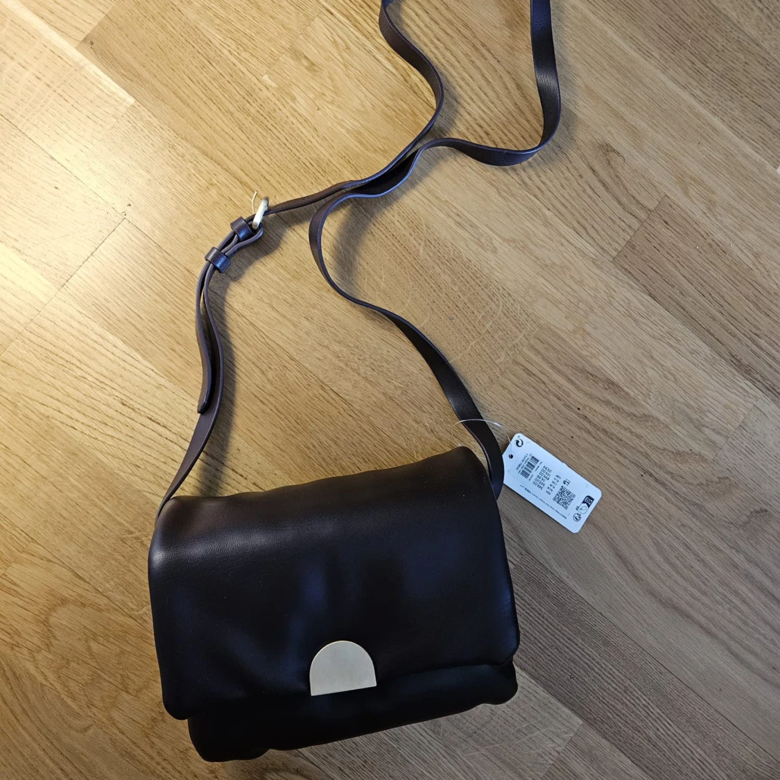 Mörkbrun axelväska med gulddetalj - 4