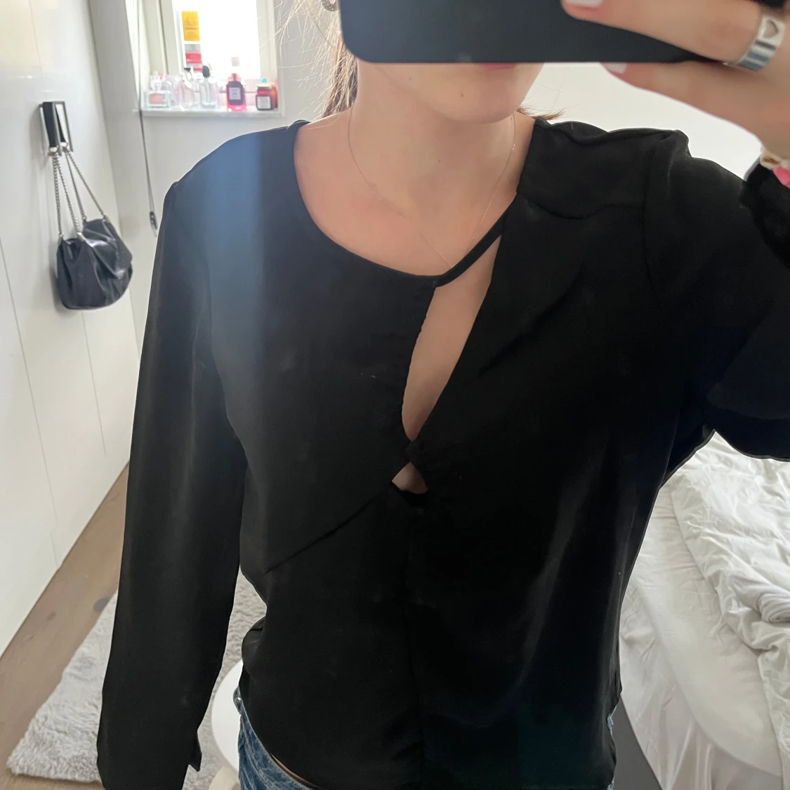 Svart långärmad blus med asymmetrisk knäppning - 1