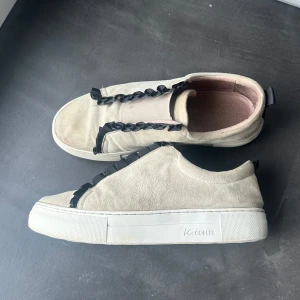 Snygga skor!!❣️ - Säljer dessa as snygga skor!! Köpte på sellpy därför finns det små defekter som förekommer på bild 2 & 3 därav priset såklart🩷sulan går säkert att byta och den lilla tråden på bild 2 går nog också att klippa bort